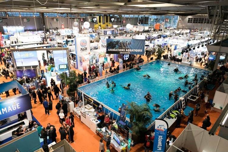 Artificial swimming pool diving Show